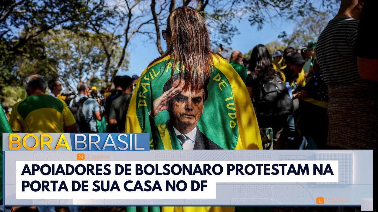 Apoiadores de Bolsonaro protestam na porta de sua casa no DF