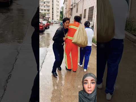 الرجل الصينى المسكين هو وبنته حصل لهم حاجة مش متوقعه😱 فى الشارع 😱 بس حقهم رجع 👍