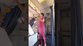 Pramugari Lion air Memperagakan Alat Keselamatan dalam Pesawat