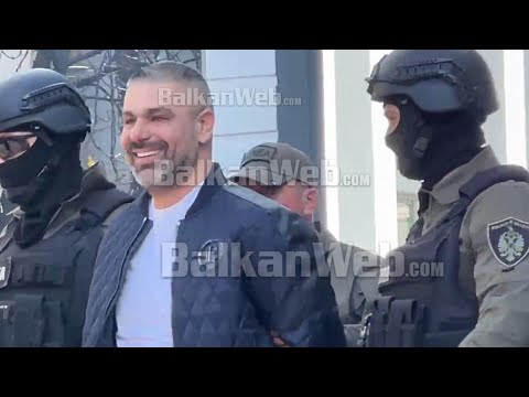 I buzëqeshur para kamerave/ Momenti kur Safet Bajri mbërrin në Drejtorinë e Policisë së Tiranës