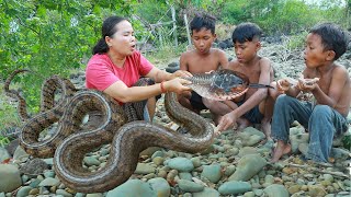 Mountain women found snake in river and she cook for eat. It's so yummy.