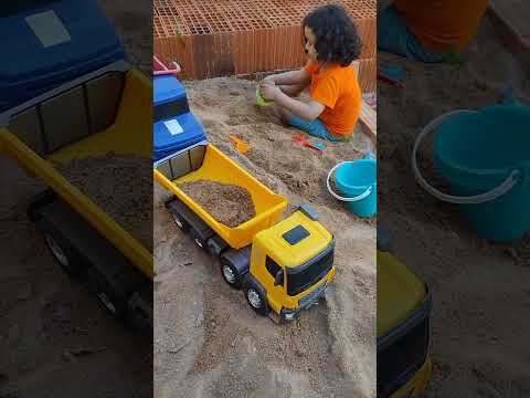 BERNARDO BRINCA NA AREIA COM DOIS CAMINHÃO CAÇAMBA #shortvideos #toys #shorts