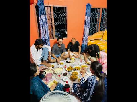 সবাই একসাথে খেতে বসছে