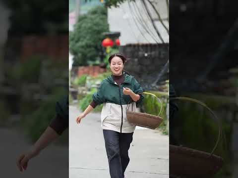 La pauvre fille cuisine !