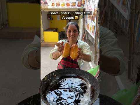 Brave Jyoti Di Selling Ulta Vadapav in Nashik? #shorts #vadapav #indianstreetfood