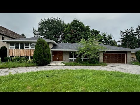 Interesting Vintage 1970’s House Left Forgotten In The Middle Of a Creepy ABANDONED Neighbourhood