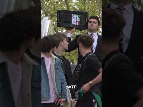 TELÉFONO GIGANTE ☎️ en las ESCALERAS! 😂  Didac Ribot #short