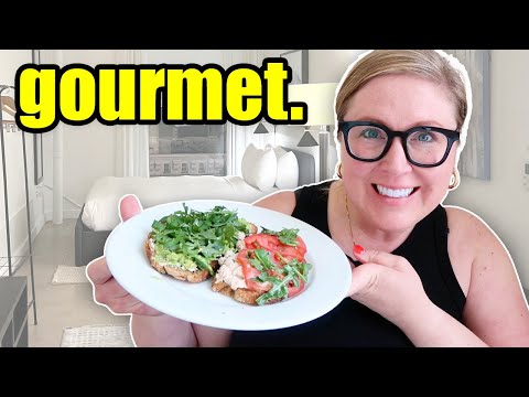 How I made 3 days of meals in my hotel room and didn't eat out!