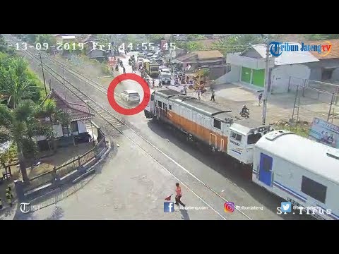 Detik-Detik Mobil Toyota Rush Tertabrak Kereta di Tegal