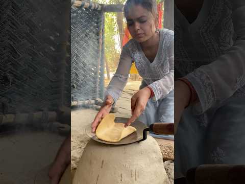 Chulhe ke Roti😍itne din baad❤️#shorts #ytshorts #chulhekakhana #chulhekiroti #cooking #oyeitsneha