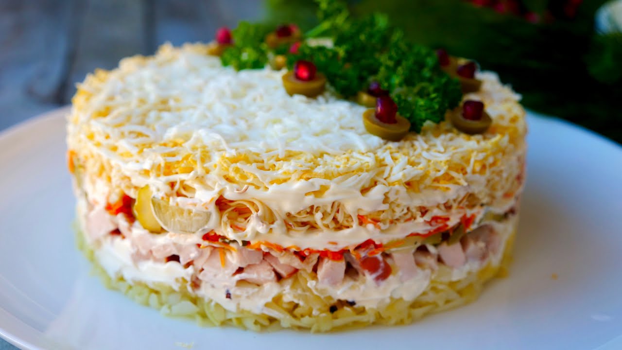 Вкусный и сытный салат к новогоднему столу 2022