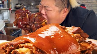 猴哥今天做红烧猪脚饭，超大的大肘子配上米饭，太下饭了！【胖猴仔】