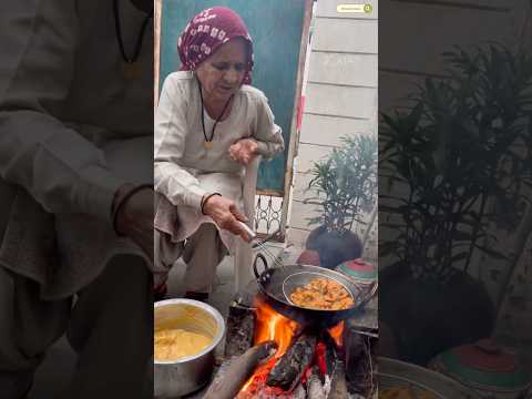 दादी माँ ने बनाए आलू और हरी मिर्च के चटपटे पकौड़े#desi#food#pakode#aalu#village#gav#haryanvicalture