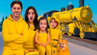 VIAJANDO SOLO de COLOR AMARILLO en TREN