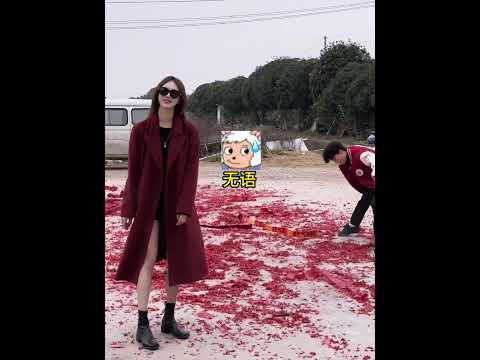 我怕三十晚上的鞭炮太响 您会听不见我的问候 所以在这里提前祝您新年快乐!!!情侣vlog 情侣日常过年氛围提前搞起来了