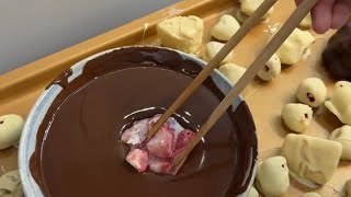 تزوجت ولدعمي الغيوور وحبسنىٰ بالبيت وعدْبني بسبب هالشي❤️‍🩹