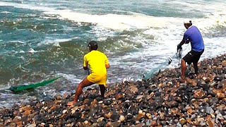El Mar les Entrega una Sorpresa Gigante… ¡Mira lo que sacan de agua!