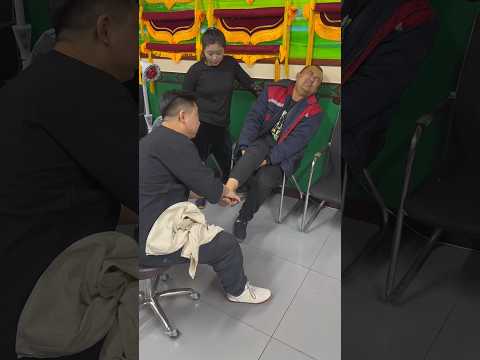 E1747 The man had😓😖a sprain,but😎✌️ the doctor relocated it,he could walk very quickly!