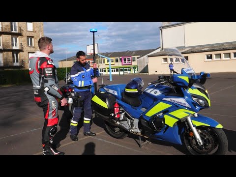LES SECRETS D'UNE MOTO DE GENDARMERIE ?( Avec explication de la tenue motocycliste gendarmerie)