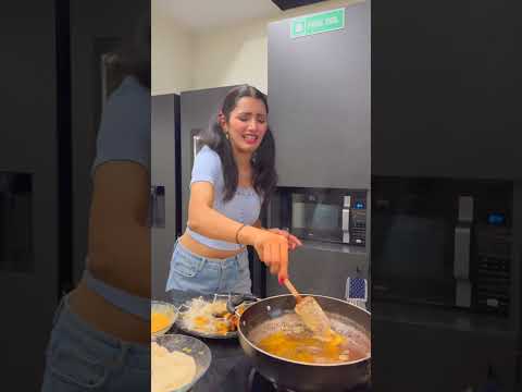 Ice Cream Wale Pakode ๐ณ #neetubisht #funny #lakhneet #youtubeshorts #cooking #hacks #trending