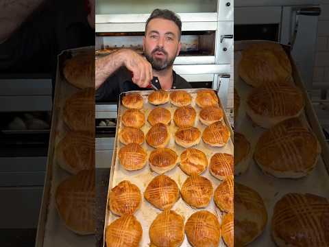 Boyozu kutu kutu margarin yağı koyuyorlar! #yemek #food #keşfet #boyoz #izmir #fırın #delicious