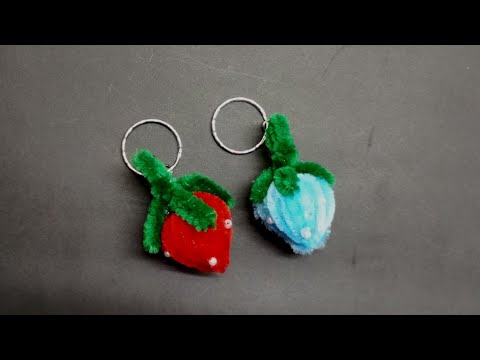 Pipe cleaner keychain | gantungan kunci dari kawat bulu | how to make strawberry out of pipe cleaner