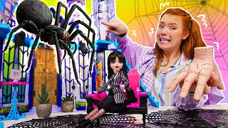 Wednesdays Schloss 🕷️🫣  Puppen Video für Kinder mit Wednesday und Irene