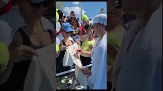 Jannik Sinner signs fan shirt at Cincinnati #tennis #janniksinner #atp