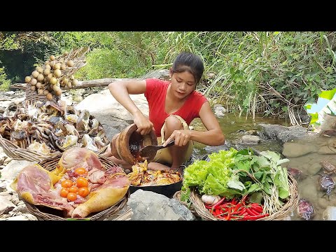 Survival skills, Catch crab and Pick Longan fruit for survival food, Cooking chicken for dinner