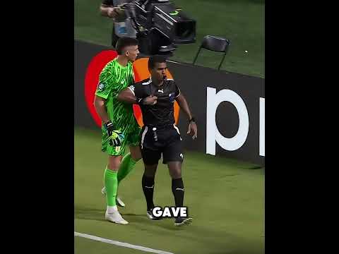 This goalkeeper decided to leave his goal during the penalty shootout 😱