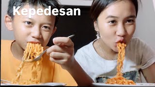 kepedesan makan samyang pink ( bareng adek )