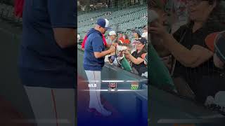 Omar López, manager campeón del mundo, compartiendo con la afición en el Daikin Park #mlb