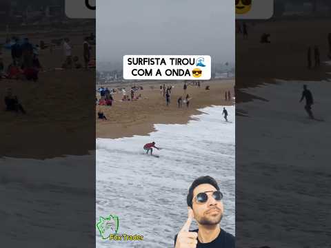 Tirou onda com a onda 🌊 #praia #onda #flyp #viralvideo #shorts