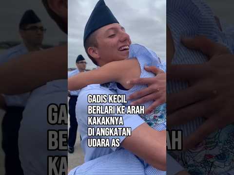 Mengejutkan, Gadis kecil berlari ke arah kakaknya di Angkatan Udara AS 😱