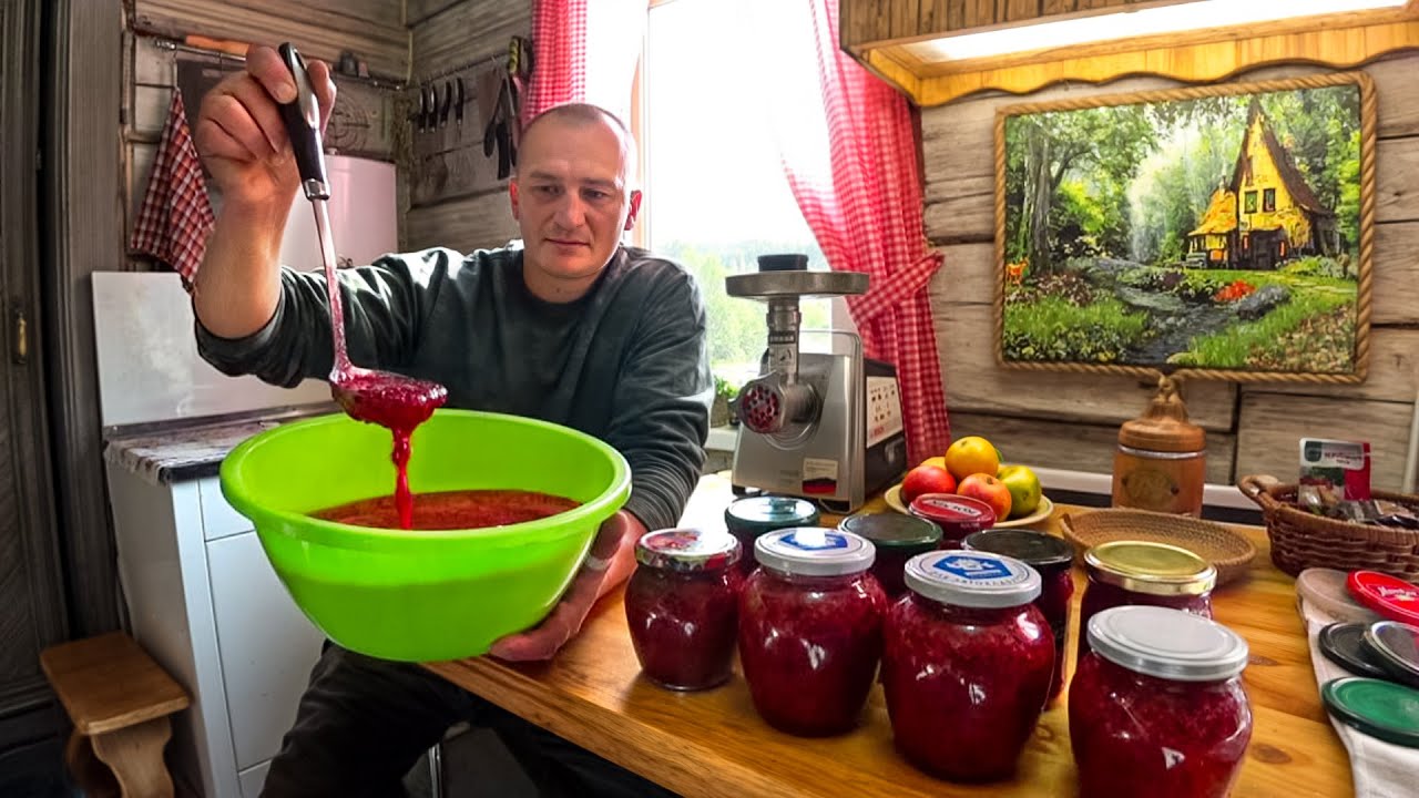 Как сохранить ягоду на зиму и приготовить мясо в печи. Жизнь в лесу на краю болота. 365