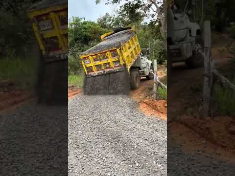 ¡Este camión abre caminos donde antes solo había barro! 🚛🌍#shorts
