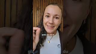 Du stehst vorm Yoga-Studio mit einer Freundin. Schaust auf deine Hundekamera und siehst, wie dein Hu