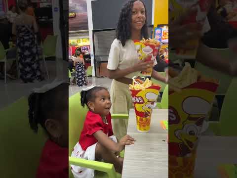 Isabella y su hermana no aguantan el hambre
