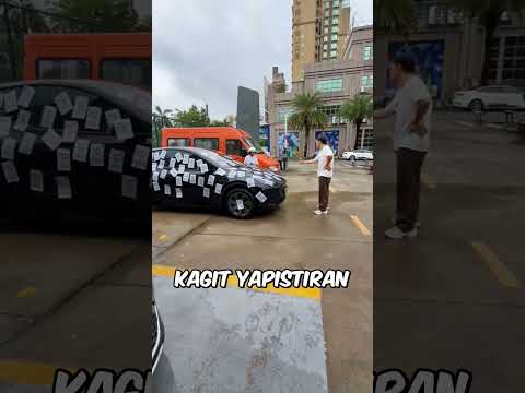 Arabasına Kağıt Yapıştıran Kızları Affetmedi.. 😳 🚗