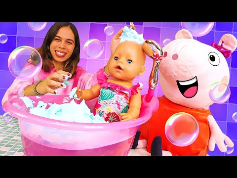 A Boneca Baby Born Larissa e Peppa Pig: Brincadeira e Hora do Banho! Vídeo Infantil