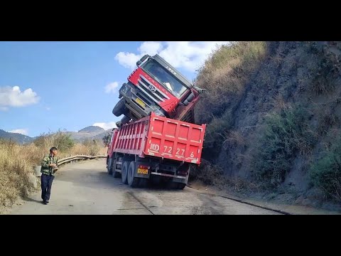 China truck fail compilation【E16】---Better to keep away with a overloaded truck, truck accident