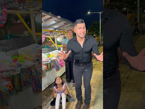 Niña, malcriada hace berrinche para que le compre juguetes