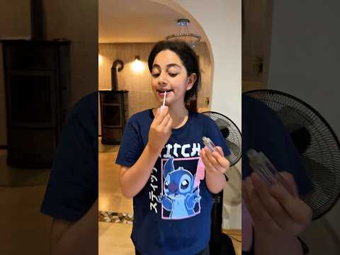 مسكت ميرنا عم تحط💄 حمرا بالكاندي😱