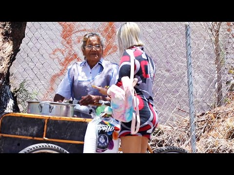 ¡COMPRANDO TODOS SUS TAMALES a VENDEDORA en la CALLE (INCREIBLE LO QUE PASO AL FINAL )
