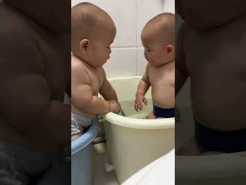 Twins Having A Water Fight In The Bath #baby #brotherheart #funny #brothersbyheart #cute