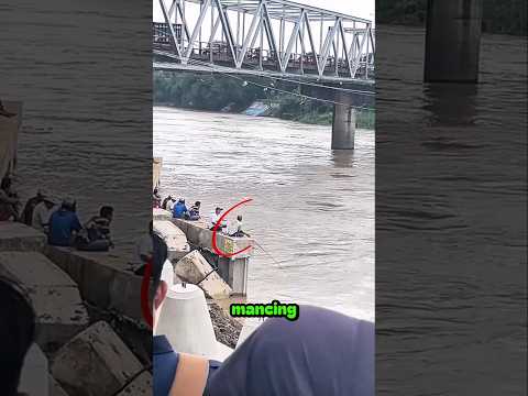 Saat Semua Fokus ke Korban Tenggelam, Bapak Ini Lakukan Hal Tak Terduga⁉️#youtubeshorts #shorts