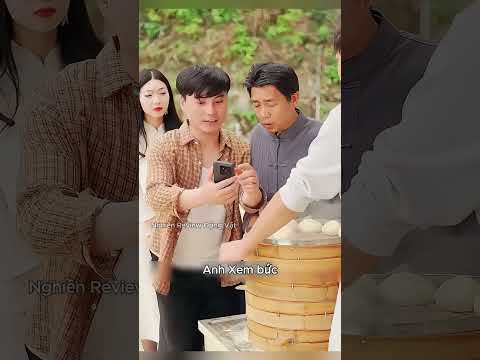 Mỗi lần trong làng có người mất tích, người bố của cậu bé lại mang về một chiếc vali.