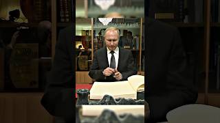 #putin #lider #presidente #rusia Signing documents on a rainy day.