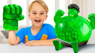 Kinder werden mit aufblasbaren Spielzeugen zu Superhelden