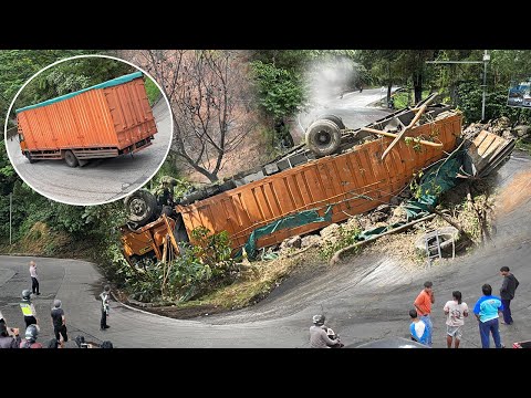 ASTAGHFIRULLAH !!! BERITA DUKA HARI INI, Truk FUSO Terguling Masuk Jurang Dilokasi Paling Berbahaya